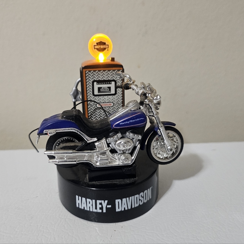 2003 Harley Davidson RC Bike and Gas Pump - Planet Toys - Collectible